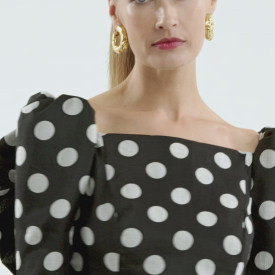 The Irish Twin - The Ziggi Dot - Hostwear - black dots linen- linen fabric - chiccest hostess - Made in France - Made in Paris - Handmade in Paris - Designed in Paris - Handcrafted - Be my Guest - Made to love and to last - Unique piece made by hand - original and special for Host Wear by The Irish Twin - created by Jill Bauwens